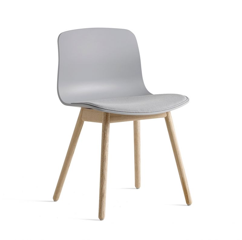 Grauer About a Chair AAC12 Stuhl von Hay mit Holzbeinen und gepolsterter Sitzfläche.